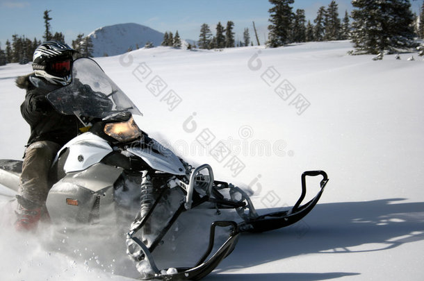 雪地机或雪地摩托骑手7