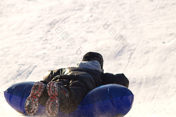 男孩雪橇