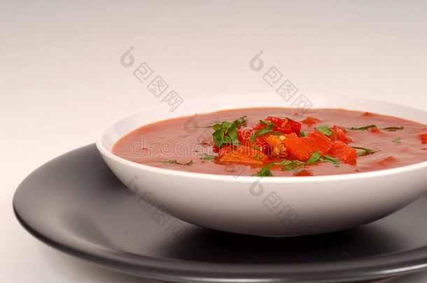 番茄、红辣椒、白碗罗勒汤，浅灰色背景