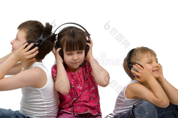 三个孩子听音乐