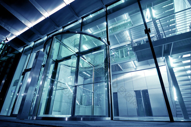 现代建筑的玻璃入口