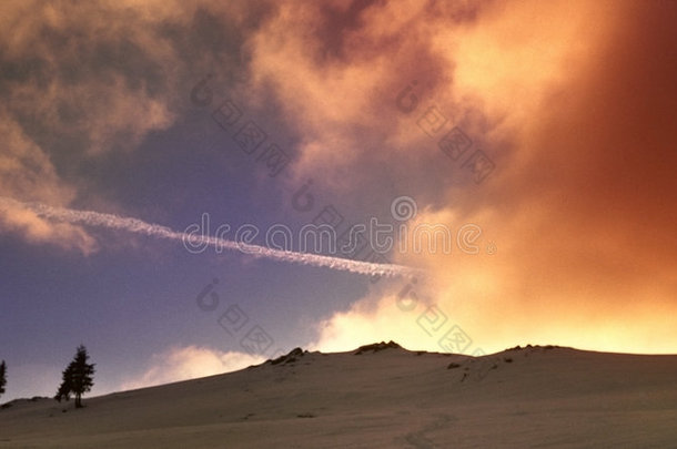 法加拉什山脉的冬季日落