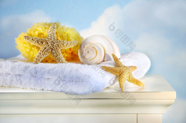 柜子上的贝壳和毛巾
