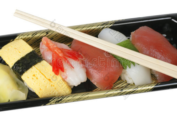 寿司盘和筷子夹道