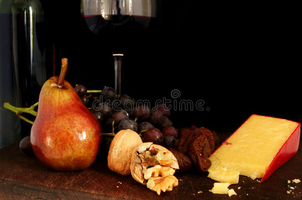 水果、坚果、奶酪和葡萄酒