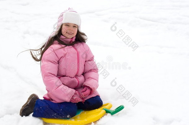 坐在雪撬上的可爱女孩