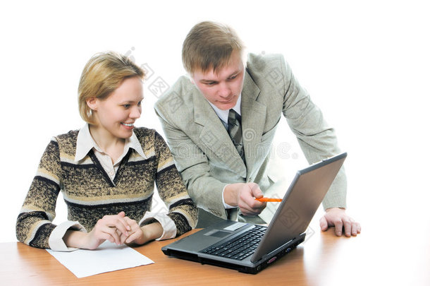 团队商人和女人在笔记本电脑上工作