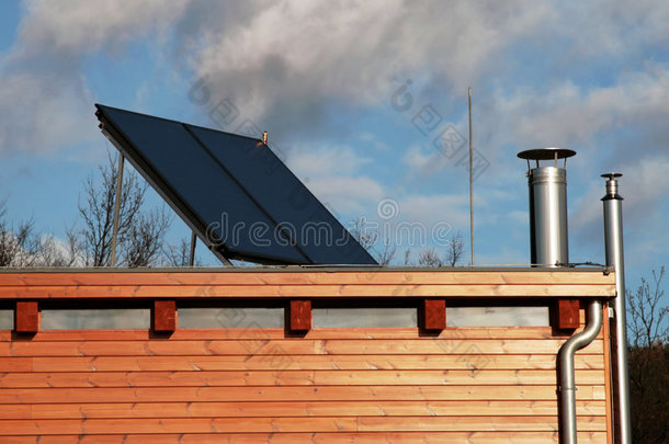 屋顶装有太阳能板的现代热水房