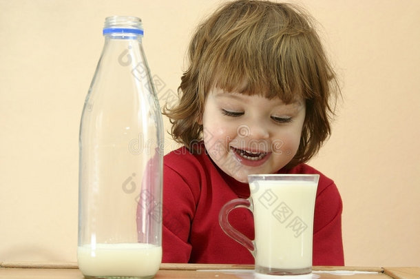 孩子们应该喝牛奶