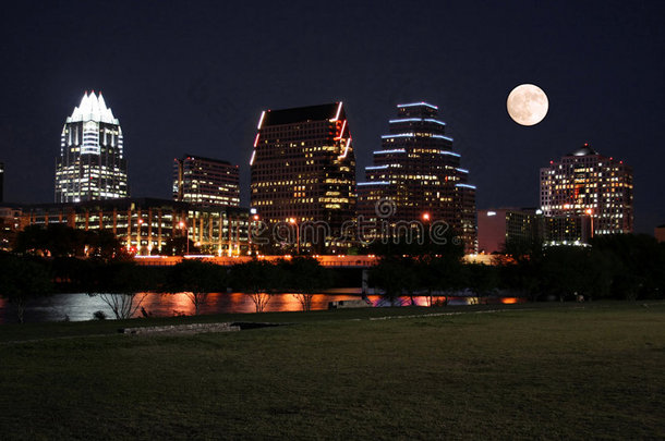 <strong>德克萨斯</strong>州奥斯汀市区，夜晚有月亮