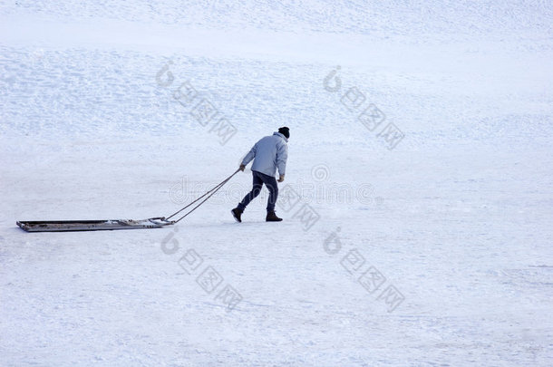 独自在雪地里