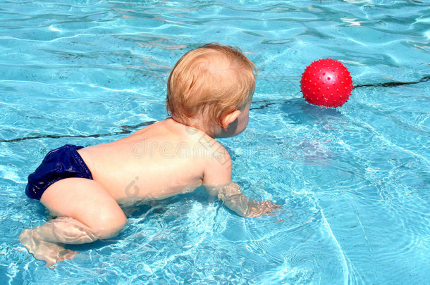 游泳池里的婴儿