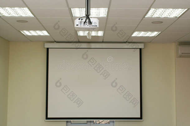 带投影仪的会议室投影屏幕
