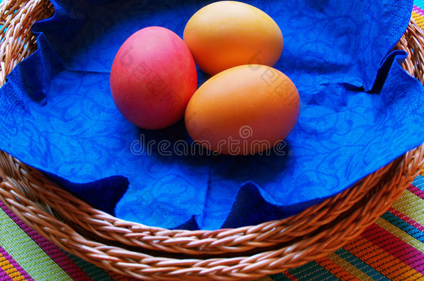 蓝色餐巾纸上的复活节彩蛋