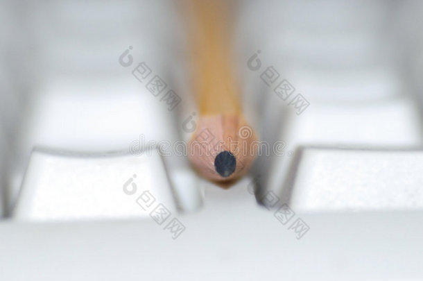 键盘上的铅笔