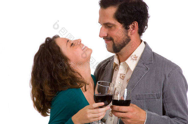 快乐的年轻夫妇-喝一杯葡萄酒