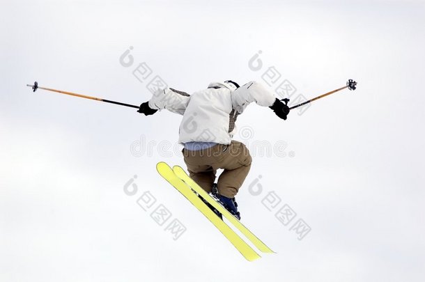 滑雪者在高空跳跃