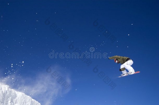 <strong>滑雪板</strong>运动员在高空跳跃