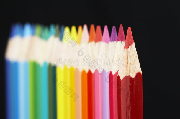 彩色钢笔排成一排