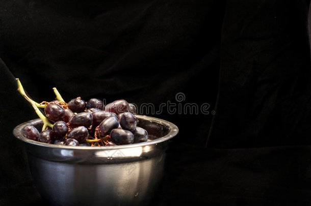 银碗红葡萄