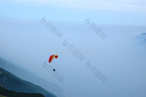 在阿尔卑斯<strong>山滑翔伞</strong>