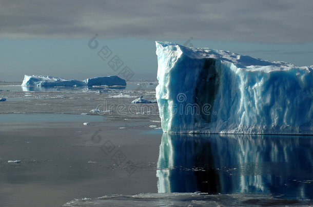 两座蓝色南极冰山