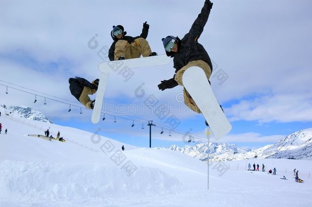 滑雪板运动员在高空跳跃