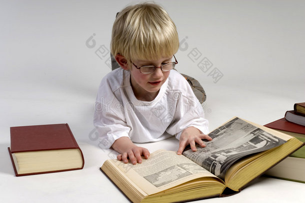 男孩在看厚厚的书