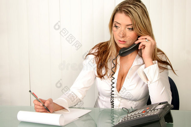 年轻漂亮的女商人拿着电话做笔记