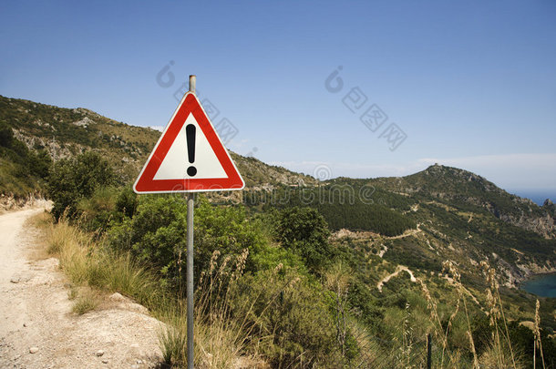 沿海土路警示标志。
