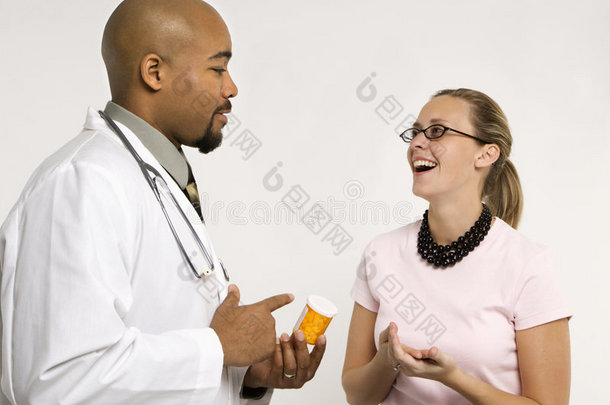 医生和病人讨论药物治疗。
