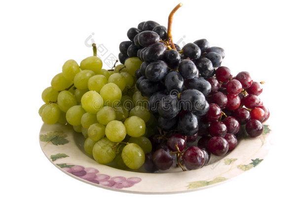盘上新鲜的红、黑、白葡萄