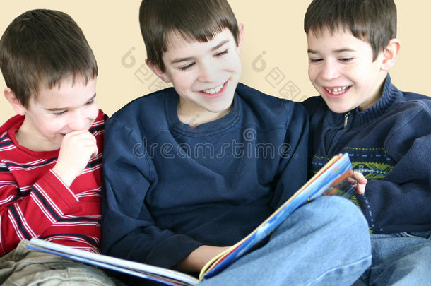 孩子们一起读书