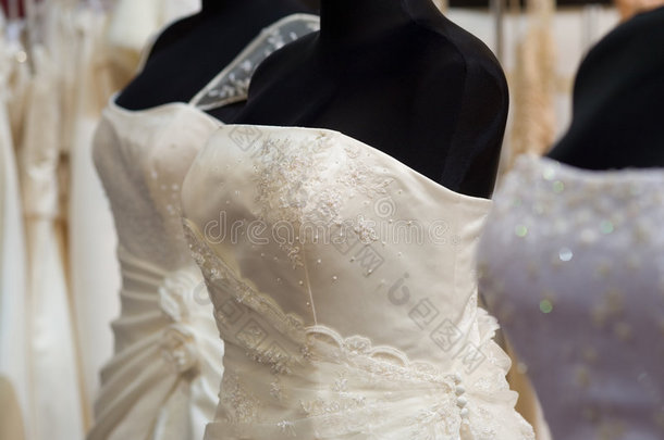 商店人体模型上的白色新娘服装
