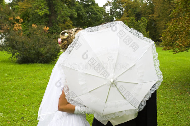 雨伞后的新婚<strong>之吻</strong>