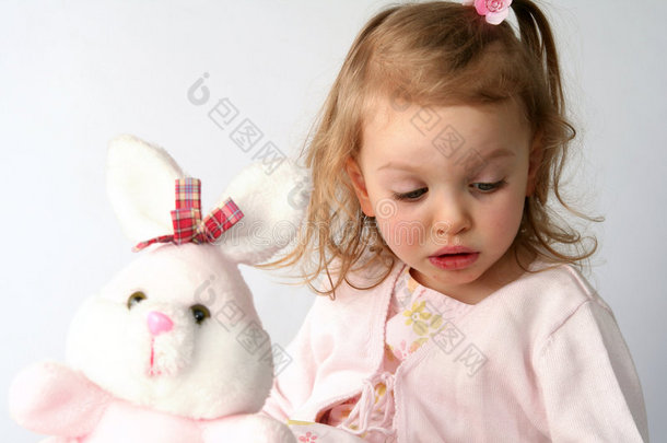 小女孩和粉红兔子