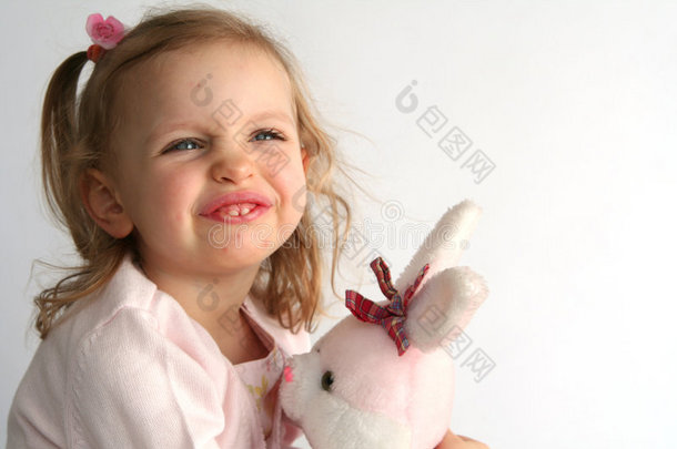 小女孩和粉红兔子