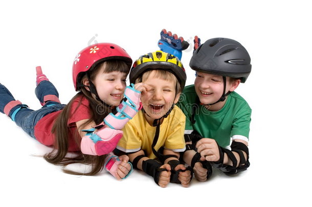 三个戴头盔的孩子