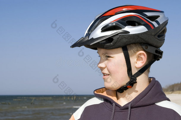 戴头盔的年轻自行车手