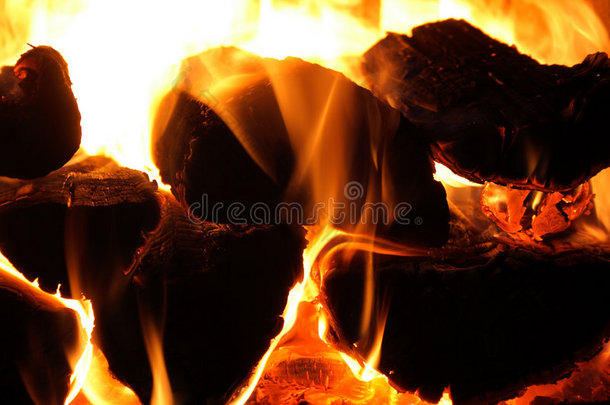 燃烧的木头使壁炉燃烧