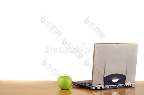 台式电脑和苹果