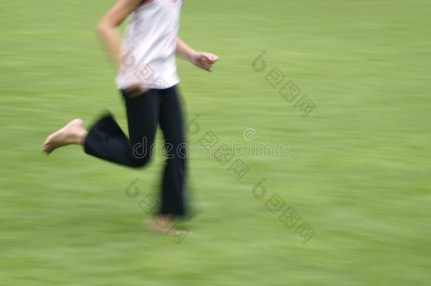少年在草地上奔跑