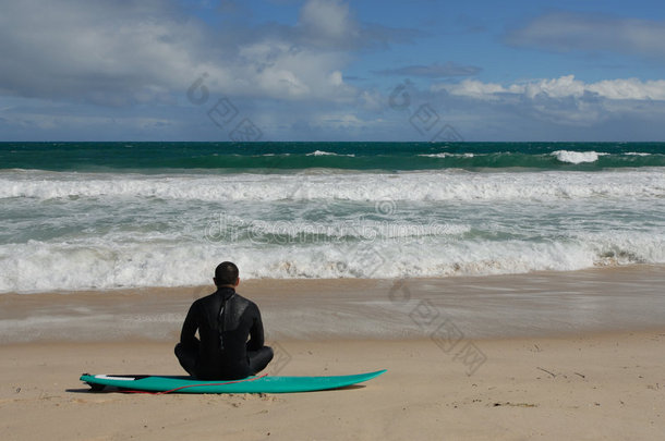 海滩上的<strong>独行</strong>冲浪者