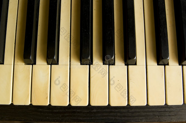 古董钢琴键盘。
