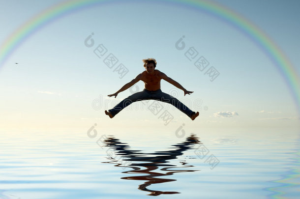 跳出彩虹下的水面