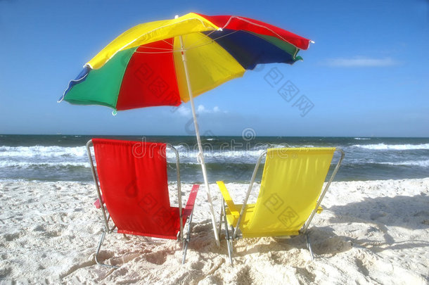 沙滩椅和<strong>沙滩伞</strong>