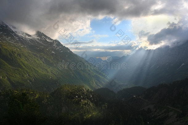 瑞士阿尔卑斯山阳光