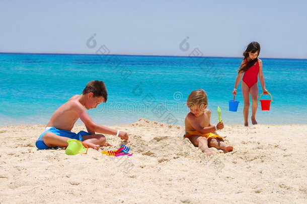 孩子们在岛上的海滩上玩耍