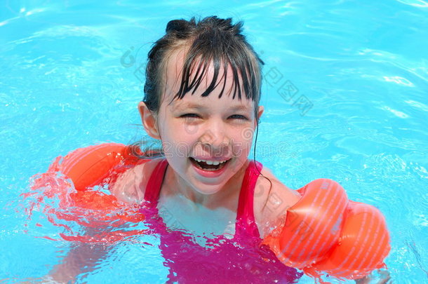 快乐的游泳女孩