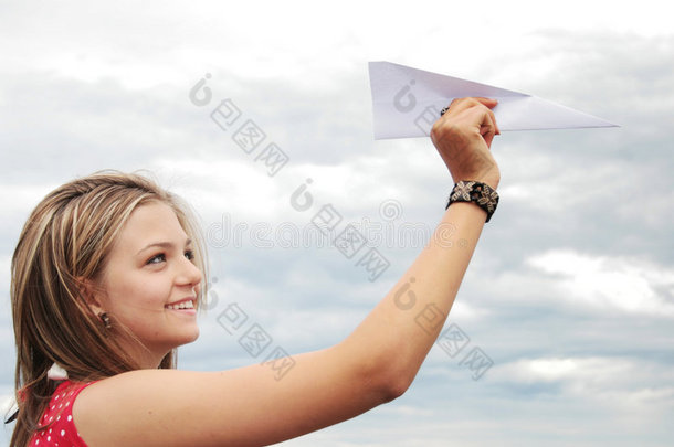 青少年与纸飞机